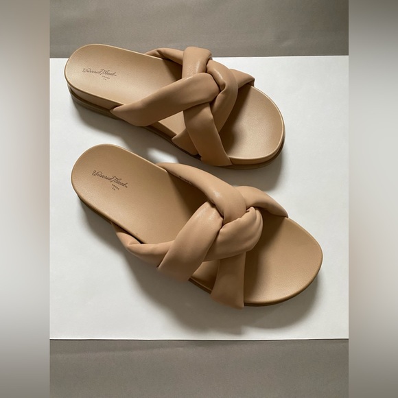 NWOT. Universal Thread Women's Cosette Padded Slide Sandals size 8 - Picture 2 of 6